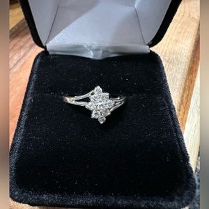 9 diamond cluster ring 14k white gold Size 6.5 ZALES